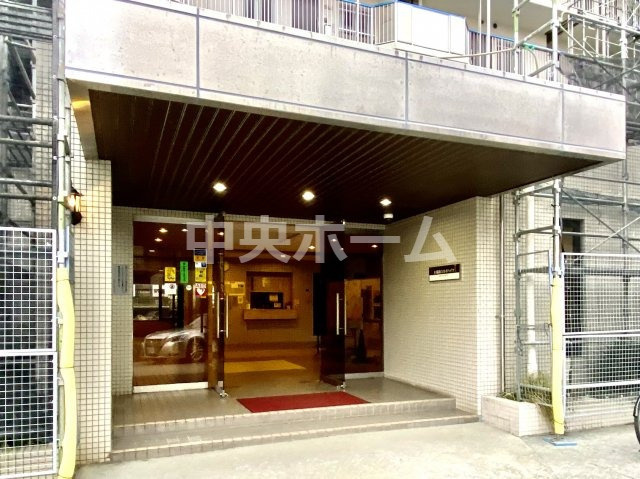 リバーサイドタウン木場南スカイハイツ|【エントランス】マンションのエントランスは、その物件の印象を決める、顔とも言える場所です。毎日通る場所ですからきれいなのが一番です。エントランス内はオートロックですので暮らしの安全も確保されています。