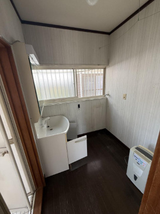 「庭・ロフト付き」土佐市高岡町丙　中古一戸建ての洗面所|白を基調としたスッキリとした水廻り。