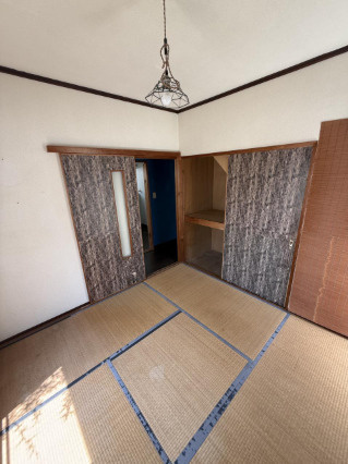 「庭・ロフト付き」土佐市高岡町丙　中古一戸建ての和室|くつろぎの時間を過ごせる明るいお部屋。