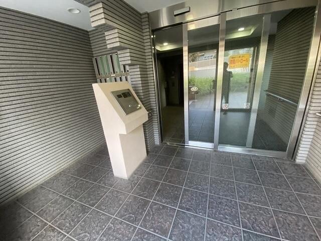 ウィンビュ三ツ沢のエントランス