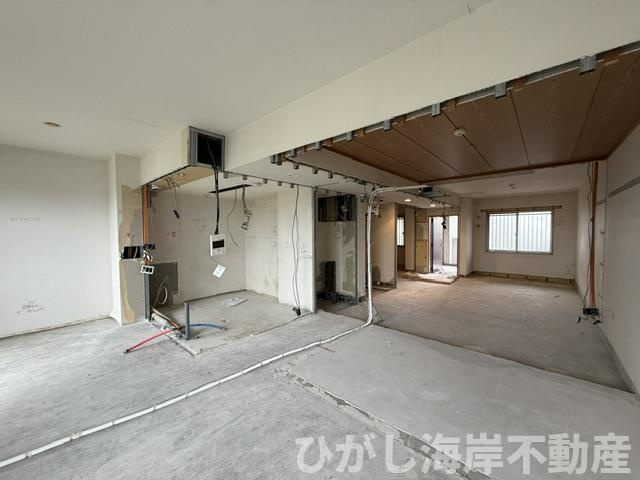 グランドビュー茅ヶ崎の居間・リビング|8月15日撮影　新規リフォーム中　14.8帖　LDK