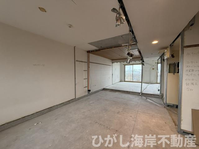 グランドビュー茅ヶ崎の居間・リビング|8月15日撮影　新規リフォーム中　14.8帖　LDK