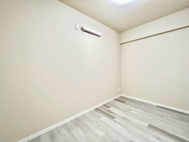 パールハイツ笹塚の洋室|白を基調としたお部屋は光を反射するため、お部屋が明るく美しく見えますね！