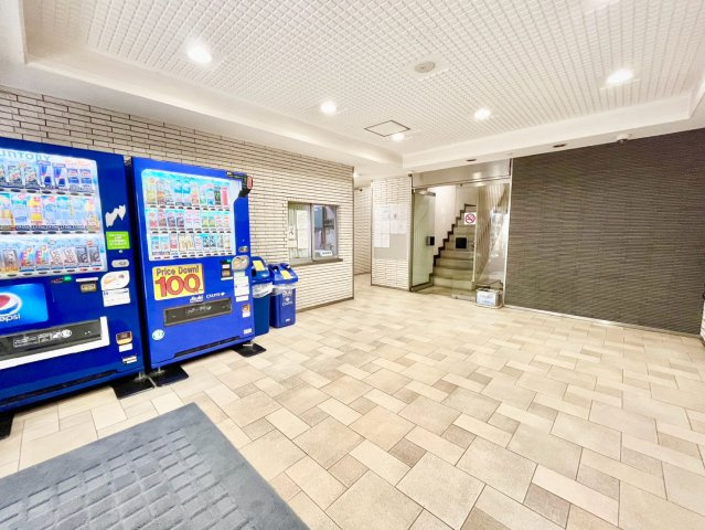 パールハイツ笹塚のロビー|ロビーには自動販売機あり。