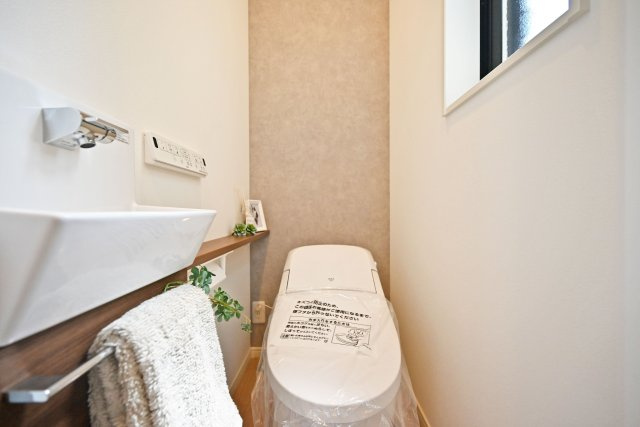 西宮市瓦林町新築一戸建て│南向き4LDK+駐車1台可のトイレ|2階トイレはタンクレストイレに手洗い器を採用、実用性にも見た目にも充実した空間に仕上がっています。