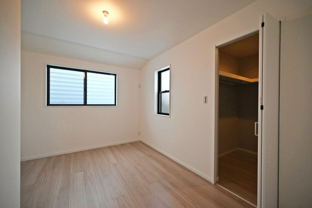 西宮市瓦林町新築一戸建て│南向き4LDK+駐車1台可の寝室|3階主寝室想定洋室に入ってすぐの内観写真です。2面採光で明るく開放的な空間が演出されています。