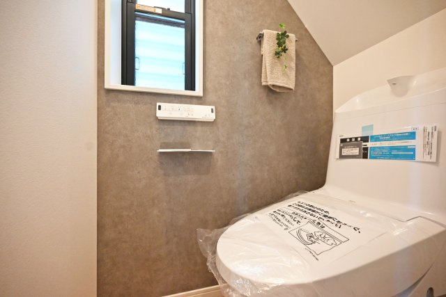 西宮市瓦林町新築一戸建て│南向き4LDK+駐車1台可のトイレ|1階トイレの内観写真です。
