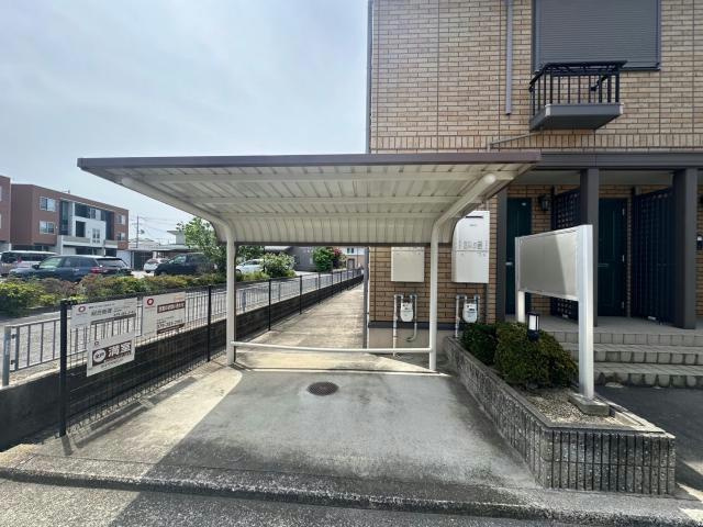 アゼリア宮上　A棟の駐車場