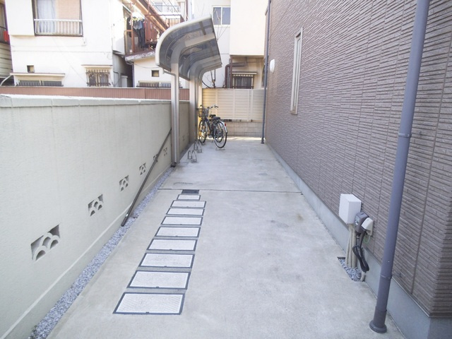 ベレオ赤羽岩淵のロビー|奥が駐輪スペースになってます！