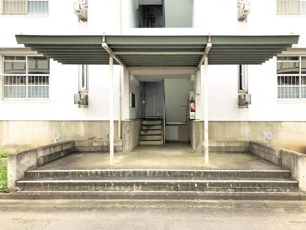 ビレッジハウス台宿4号棟のエントランス