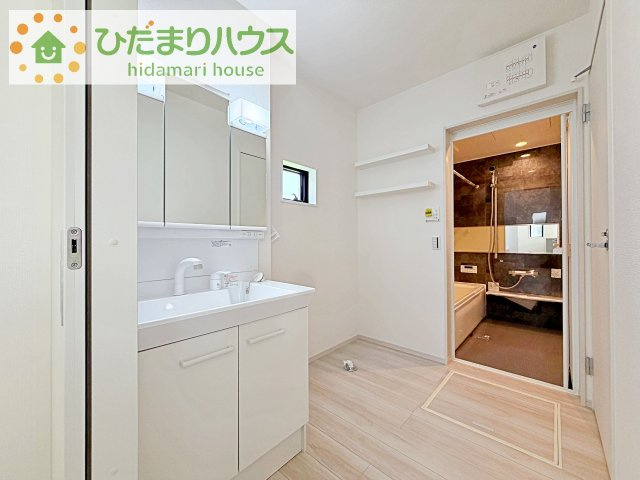 【独立洗面台】 | 龍ケ崎市松ケ丘4期　新築戸建　2号棟 | 三面鏡の大きな鏡は憧れます(^^♪
鏡の後ろは収納となっていて、細かいものでも収納できるのでスッキリと整理できます！