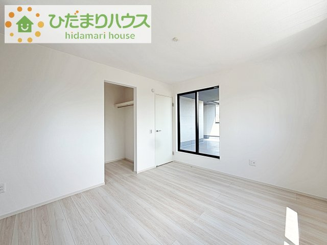 【寝室】 | 龍ケ崎市松ケ丘4期　新築戸建　2号棟 | 大きなベッドを置いても余裕の広さの主寝室♪