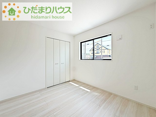 【洋室】 | 龍ケ崎市松ケ丘4期　新築戸建　2号棟 | 机にベットを置けば子供部屋の完成です！