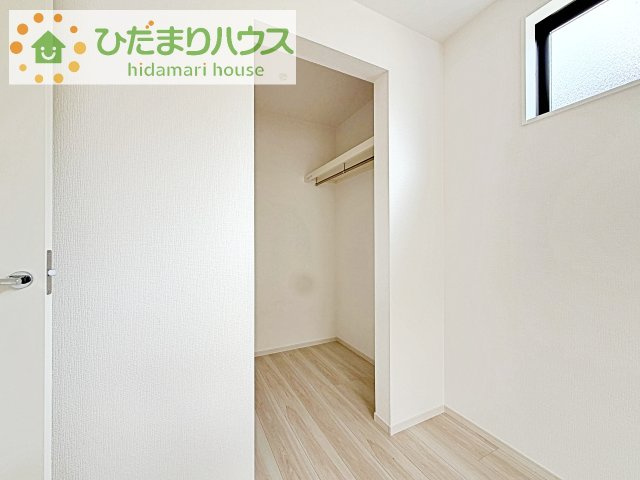 【収納】 | 龍ケ崎市松ケ丘4期　新築戸建　2号棟 | 小物類から掃除機やシーズンオフの暖房器具といった大きいものまで1か所に収納できる、機能的な大容量ウォークインクローゼット付き(^^♪