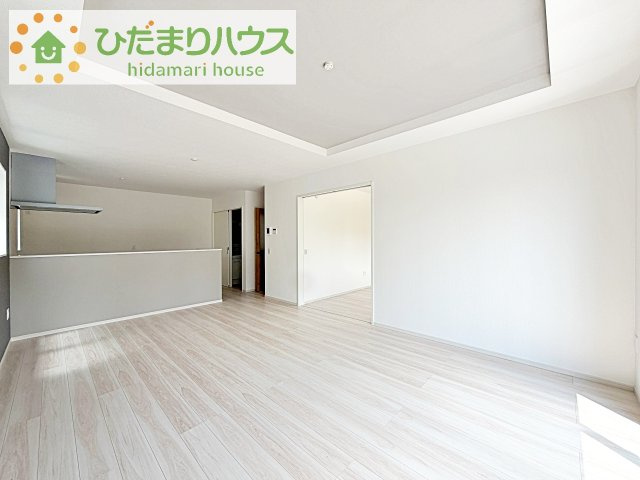 【居間・リビング】 | 龍ケ崎市松ケ丘4期　新築戸建　2号棟 | 早くお仕事終わらせて、家に帰りたくなるようなリビングです(^^♪