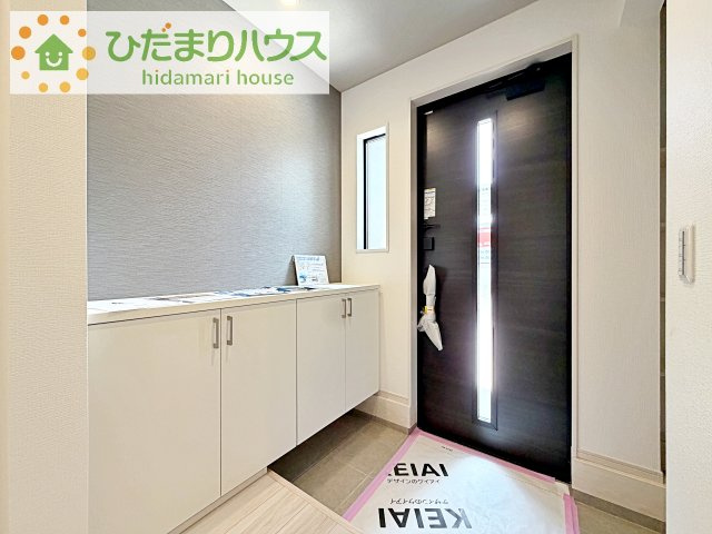 【玄関】 | 龍ケ崎市松ケ丘4期　新築戸建　2号棟 | 丁度良い靴箱のサイズ♪これだけあれば家族全員の靴がしまえてスッキリ(^O^)