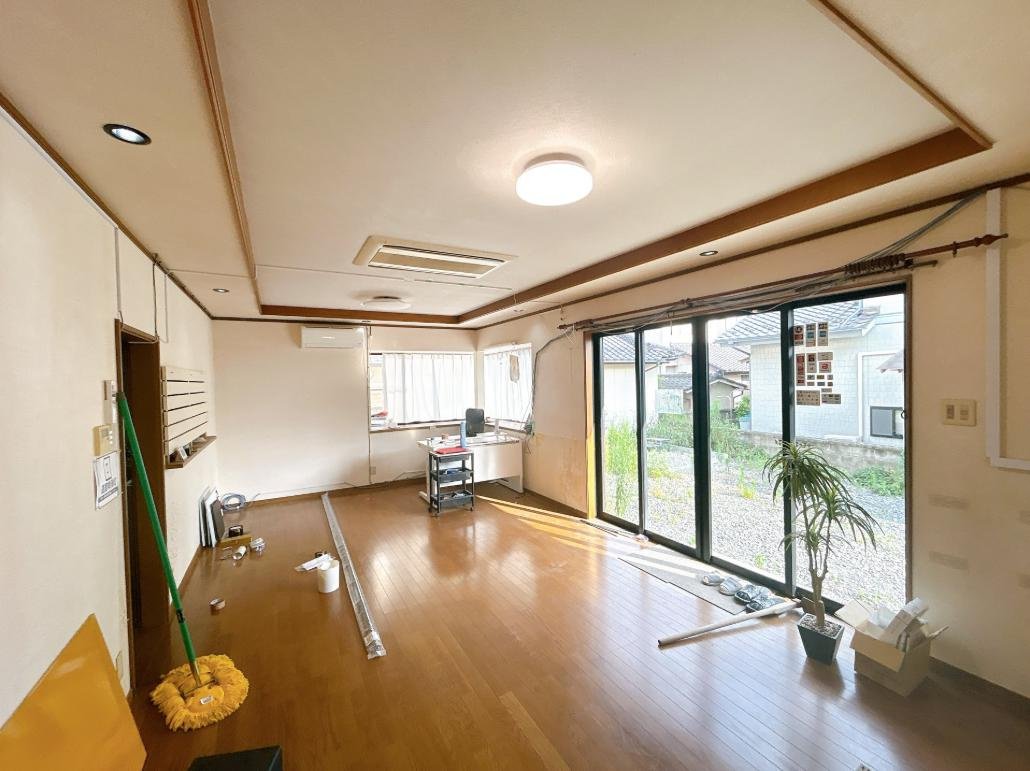 日立市千石町3丁目　中古戸建の居間・リビング|たっぷりの陽光と心地よい風が舞い込む住まい！