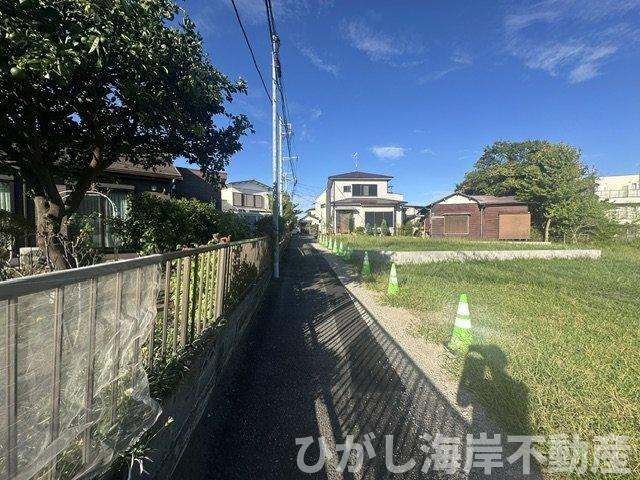 茅ヶ崎市小桜町　売地　全３区画の前面道路含む現地写真