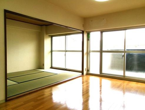 【中古マンション】コンドミニアム坂戸の居間・リビング|和室と続き間でより広く感じます