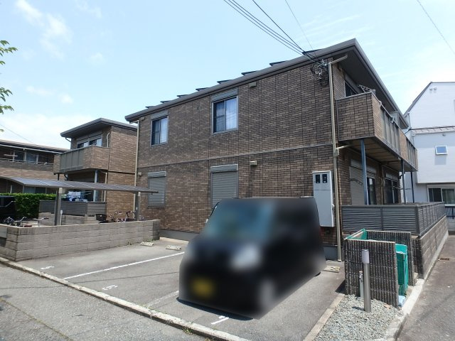 クレール甲東の駐車場