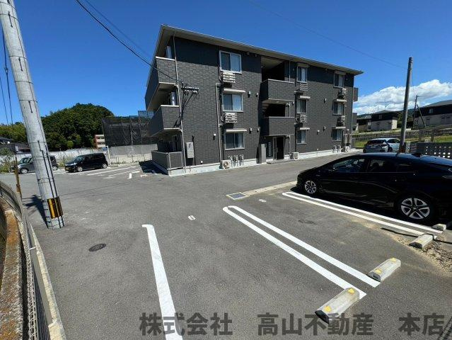 宗像市緑町のアパートの駐車場
