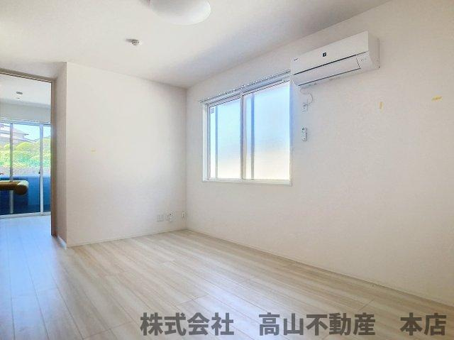 宗像市緑町のアパートの居間・リビング