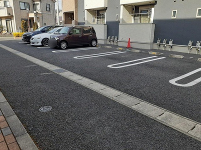 【駐車場】 | ヴィラ・ロイヤルⅠ | 駐車場完備です