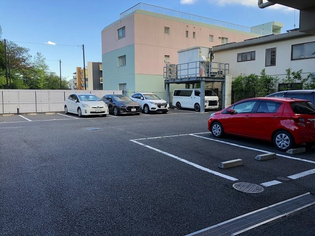 川崎市多摩区宿河原３丁目の賃貸マンションの駐車場