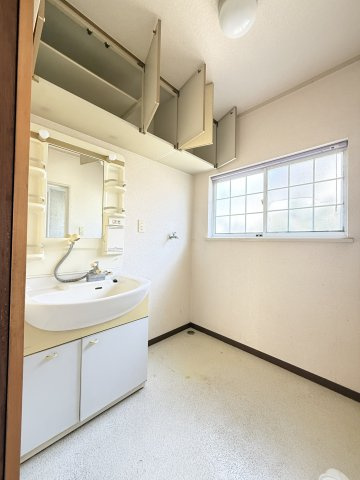 高松市郷東町　中古住宅の独立洗面台|独立洗面台、朝の身支度には欠かせません