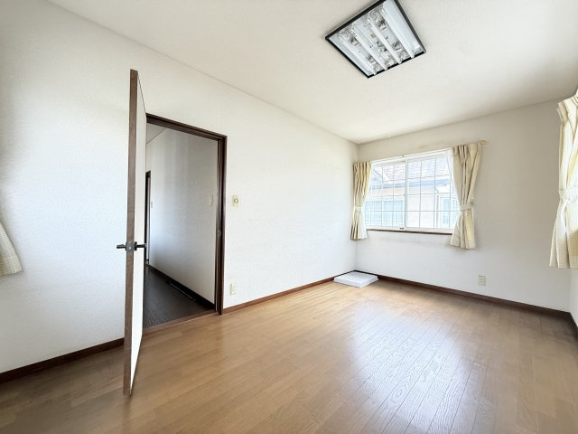 高松市郷東町　中古住宅の洋室|ゆったりした洋室です
