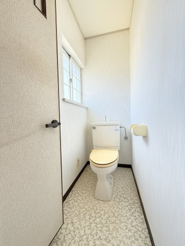 高松市郷東町　中古住宅のトイレ|ゆったりとした空間のトイレです