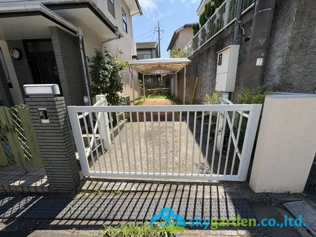 藤沢市大庭　中古戸建の駐車場|車種により縦列２台駐車可