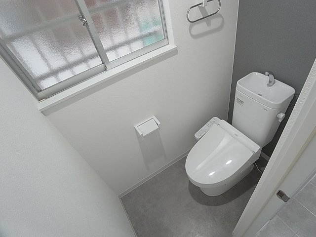鈴蘭台東町5丁目貸家Ⅲのトイレ|温水洗浄便座付きのトイレ