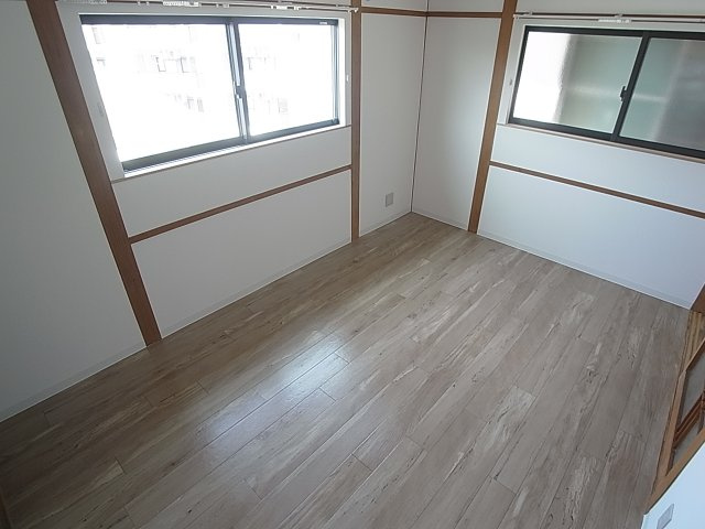 鈴蘭台東町5丁目貸家Ⅲの内装|2面採光で明るい洋室