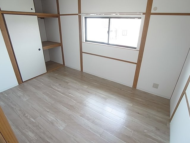 鈴蘭台東町5丁目貸家Ⅲの内装|フローリングも綺麗に改装済みです