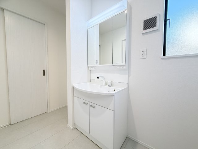 ハートフルタウン前橋市朝倉町2丁目4番　A号棟（平屋）の独立洗面台|シャワー水栓付き洗面台で朝の身支度もバッチリです！
洗面台には収納スペースもあり洗面室もすっきり片付きますよ！