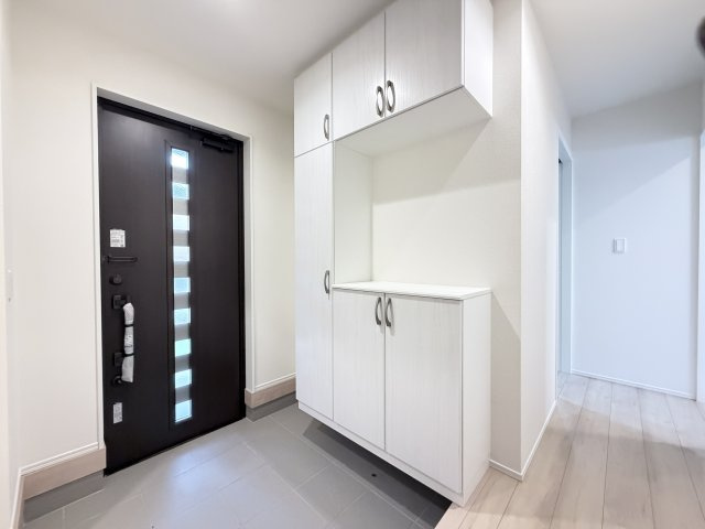 ハートフルタウン前橋市朝倉町2丁目4番　A号棟（平屋）の玄関|ゆとりある玄関です。収納もたっぷりついています。