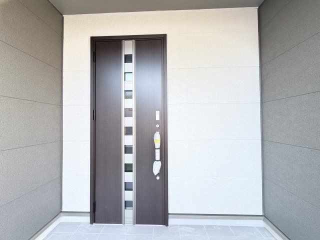 ハートフルタウン前橋市朝倉町2丁目4番　A号棟（平屋）の玄関|玄関も高級感ある仕上がります。屋根付きなのでお子様の自転車等をおくことも可能です。