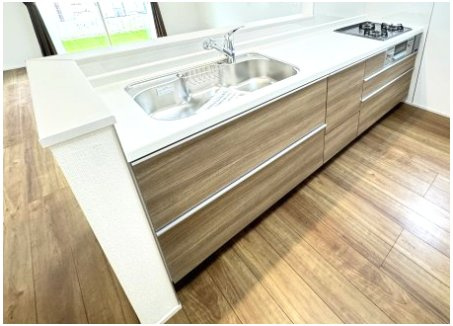 ハートフルタウン前橋市朝倉町2丁目4番　A号棟（平屋）のキッチン|【イメージ画像】人気のカウンターキッチン採用です☆
コンロも３口ご用意しています！調理スペースも広くストレスなくお料理できます。
浄水器つきなので美味しいお水も飲めますよ♪