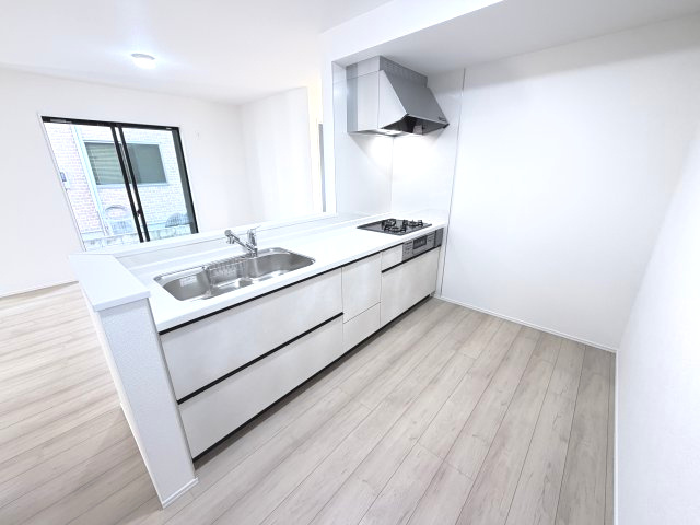 ハートフルタウン前橋市朝倉町2丁目4番　A号棟（平屋）のキッチン|人気のカウンターキッチン採用です☆
コンロも３口ご用意しています！調理スペースも広くストレスなくお料理できます。
浄水器つきなので美味しいお水も飲めますよ♪