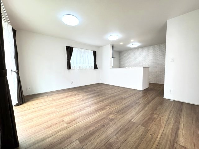 ハートフルタウン前橋市朝倉町2丁目4番　A号棟（平屋）の居間・リビング|【イメージ画像】ゆったり過ごせる21.5帖(パントリー含む)のリビングです♪人気の対面式キッチンを配した空間はお好みの家具も合わせやすく、家族がくつろぐ快適な空間造りをサポートします。
