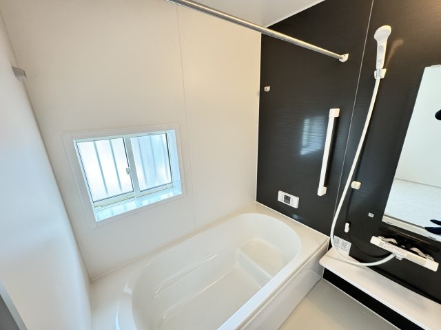 ハートフルタウン前橋市朝倉町2丁目4番　A号棟（平屋）の浴室|【イメージ画像】１坪タイプのフルオートバスです！
足を延ばして入れる広さなので一日の疲れも癒されますよ♪
室内物干しや浴室乾燥機もあるのでお天気の悪い日にはランドリースペースとしてもご利用できます！