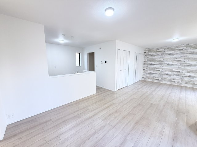 ハートフルタウン前橋市朝倉町2丁目4番　A号棟（平屋）の居間・リビング|ゆったり過ごせる21.5帖のリビングです♪人気の対面式キッチンを配した空間はお好みの家具も合わせやすく、家族がくつろぐ快適な空間造りをサポートします。