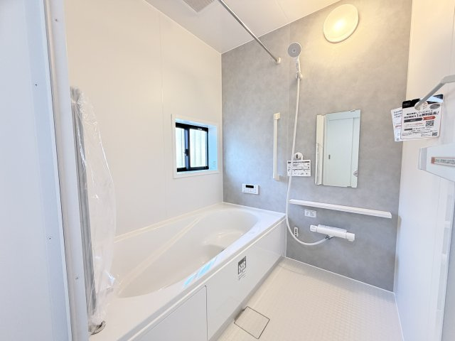 ハートフルタウン前橋市朝倉町2丁目4番　A号棟（平屋）の浴室|１坪タイプのフルオートバスです！
足を延ばして入れる広さなので一日の疲れも癒されますよ♪
室内物干しや浴室乾燥機もあるのでお天気の悪い日にはランドリースペースとしてもご利用できます！