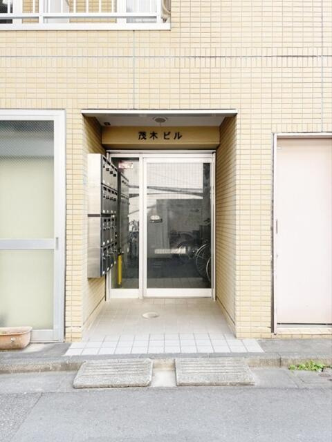 茂木ビルのエントランス|建物の内部です
