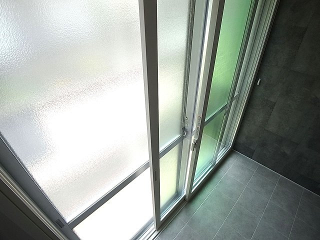 鈴蘭台東町5丁目貸家Ⅲの設備|リビングの窓は2重サッシになっています