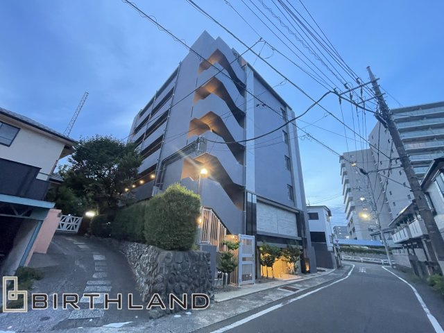 想定年間賃料98.4万　想定利回り4.31％　RCの外観