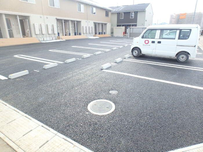 ナチュール向中野の駐車場