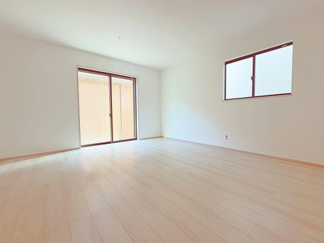 豊田市志賀町高洞11番　全2棟の居間・リビング|家族が自然と集まる広々としたリビング。お子様の成長を見守りながら過ごせます。