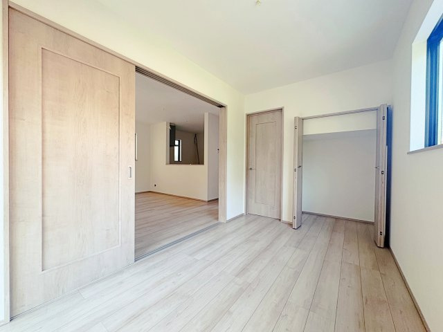 豊田市志賀町高洞11番　全2棟の居間・リビング|家族が自然と集まる広々としたリビング。お子様の成長を見守りながら過ごせます。